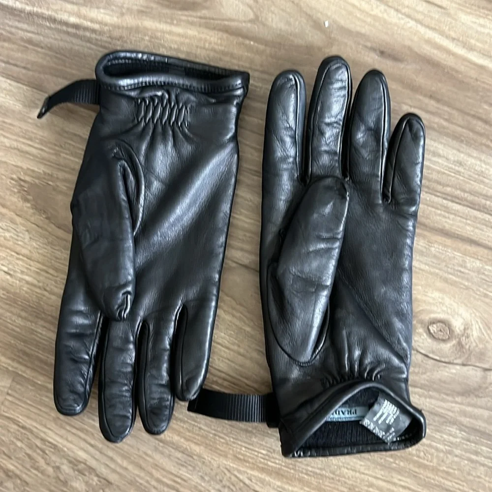 Prada Quilted Engraved Silver Logo Buckle Cashmere Lined 7.5 Gloves - Picture 8 of 12